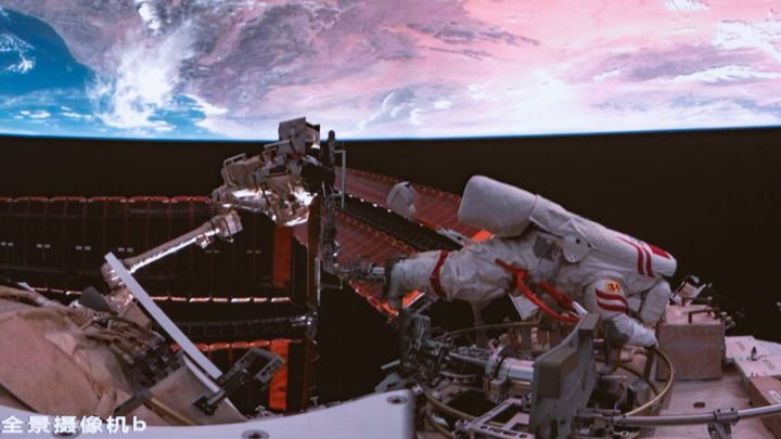 舟落东风霞色里 画展神州明日春——写在神舟二十号航天员乘组天外凯旋之际(图1)