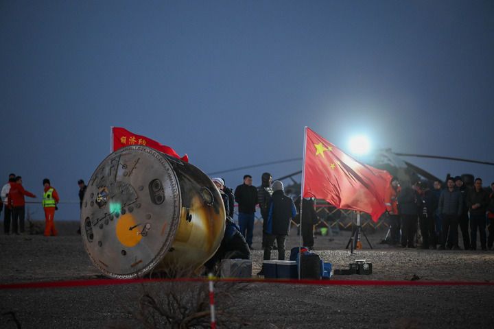 舟落东风霞色里 画展神州明日春——写在神舟二十号航天员乘组天外凯旋之际(图9)