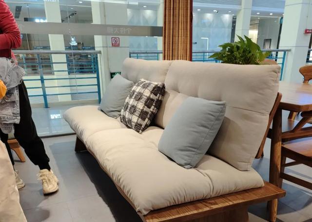 网上买实木沙发：买错不能退货一定要先试坐！(图4)