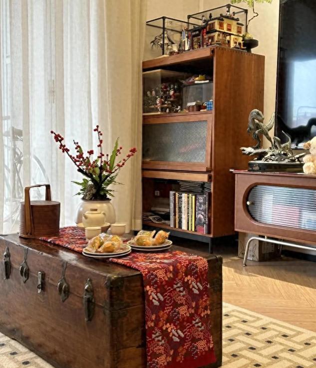 老家具捡回家也能逆袭：破旧变宝藏家居瞬间有高级感！(图1)