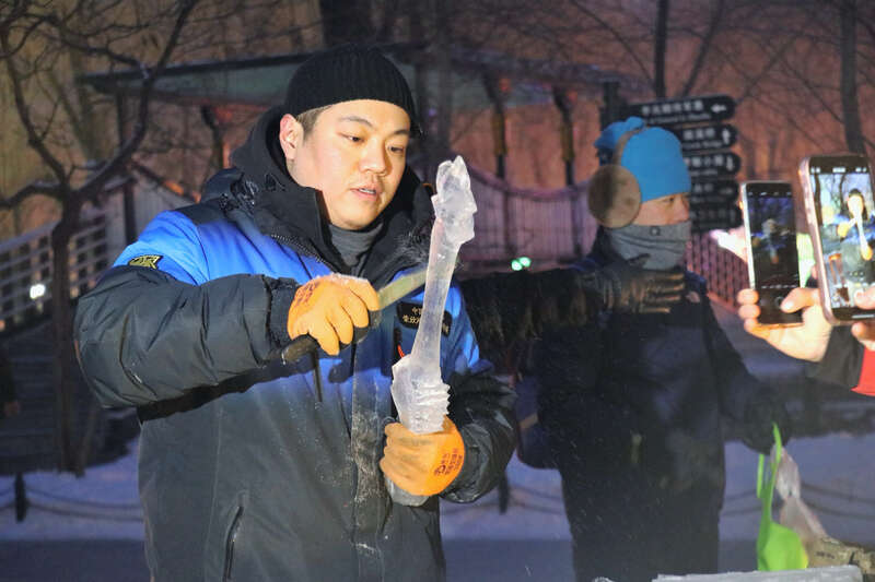 哈尔滨冰雪大世界背后的冰雕师：在万亿冰雪赛道“冷”职业迎来“热”发展(图2)