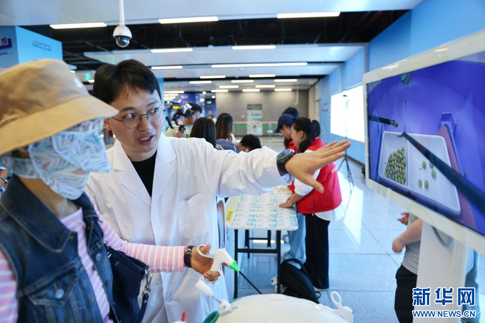 昆明：市民在地铁站体验医师的“手术训练”_新华网(图1)