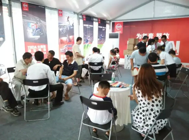 大衣哥宝刀未老!老婆试新衣腹部隆起疑怀三胎轻抚小腹笑不拢嘴(图1)