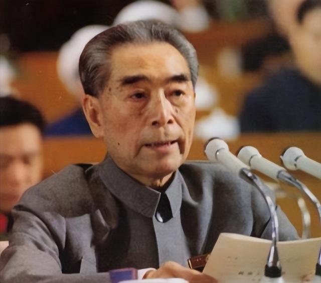 1946年叶挺在空难中牺牲时同机另有三人的职务高于叶挺他们分别是哪几位？(图4)