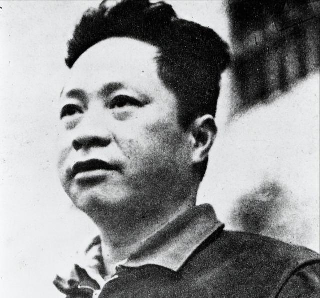 1946年叶挺在空难中牺牲时同机另有三人的职务高于叶挺他们分别是哪几位？(图10)