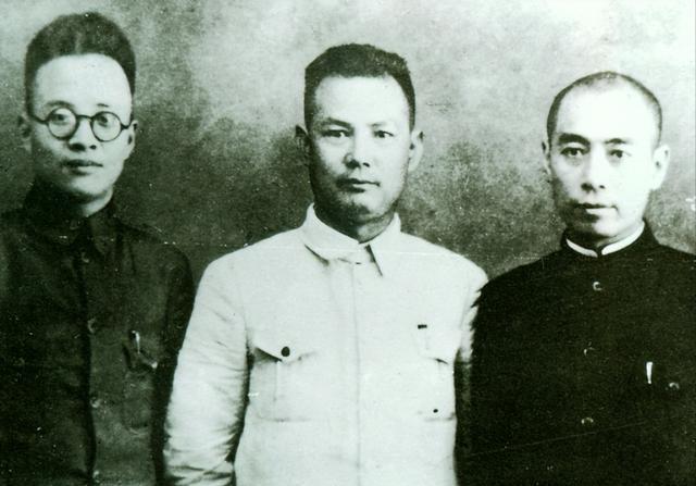 1946年叶挺在空难中牺牲时同机另有三人的职务高于叶挺他们分别是哪几位？(图8)