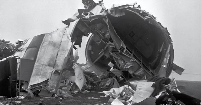 1946年叶挺在空难中牺牲时同机另有三人的职务高于叶挺他们分别是哪几位？(图9)