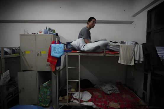 凶宅试睡员自述：住在灭门案的凶宅里2个月改变了我的一生(图1)