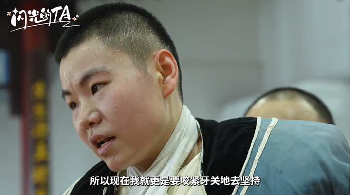 【新春走基层】敢剃青丝唱净腔！95后“女花脸”入戏正当时｜闪光的TA(图2)