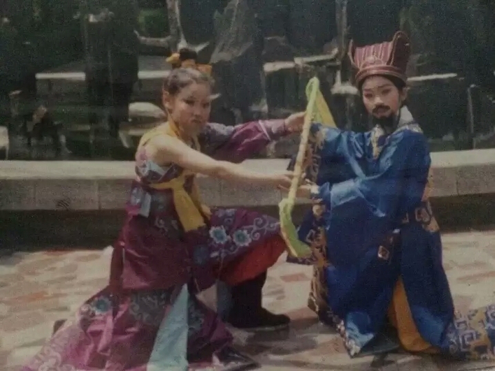 【新春走基层】敢剃青丝唱净腔！95后“女花脸”入戏正当时｜闪光的TA(图4)