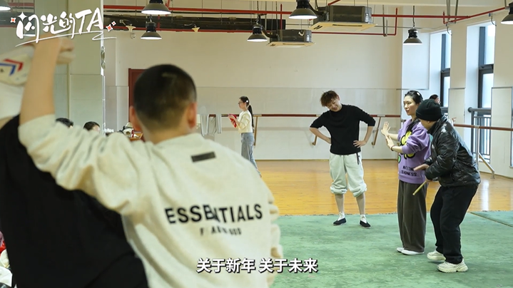 【新春走基层】敢剃青丝唱净腔！95后“女花脸”入戏正当时｜闪光的TA(图7)