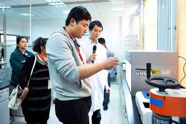 试驾零跑C16一台懂家庭的中大型SUV适合一家人春节出行！(图1)