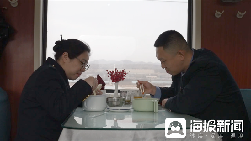 新春走基层丨5天、7000多公里跟着Z105次列车横跨7省区我们拍下了春运最真实的样子(图6)