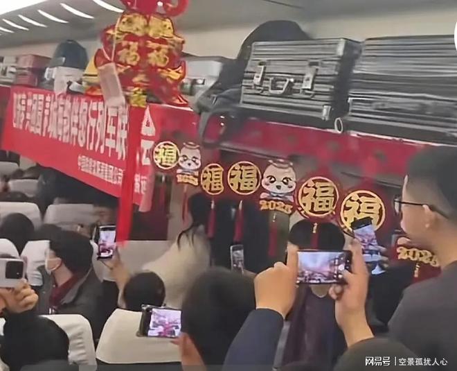 春运第一天列车员慰问演出一首歌曲点燃游客心灵归途！(图2)