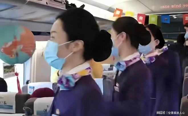 春运第一天列车员慰问演出一首歌曲点燃游客心灵归途！(图3)