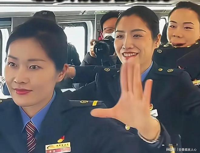 春运第一天列车员慰问演出一首歌曲点燃游客心灵归途！(图4)