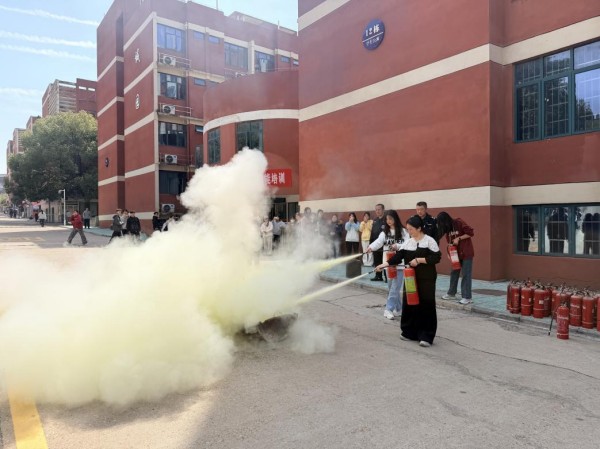 江西工业贸易职业技术学院举行2026年春季消防应急疏散演练(图3)