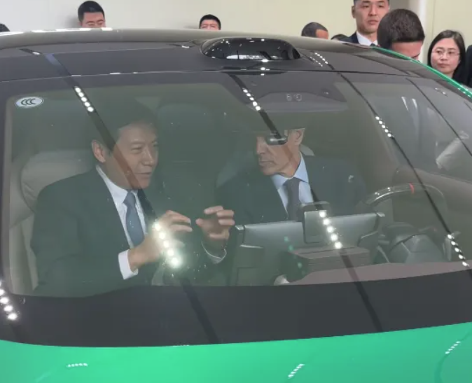 西班牙首相桑切斯参观小米科技园试坐YU7 雷军陪同讲解(图1)