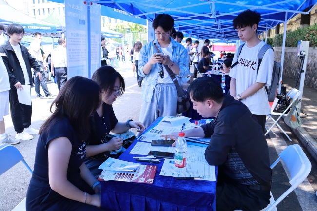 “原来求职可以像闯关一样有趣！”武汉工程科技学院“生涯嘉年华”让学生沉浸式探索职业未来(图4)