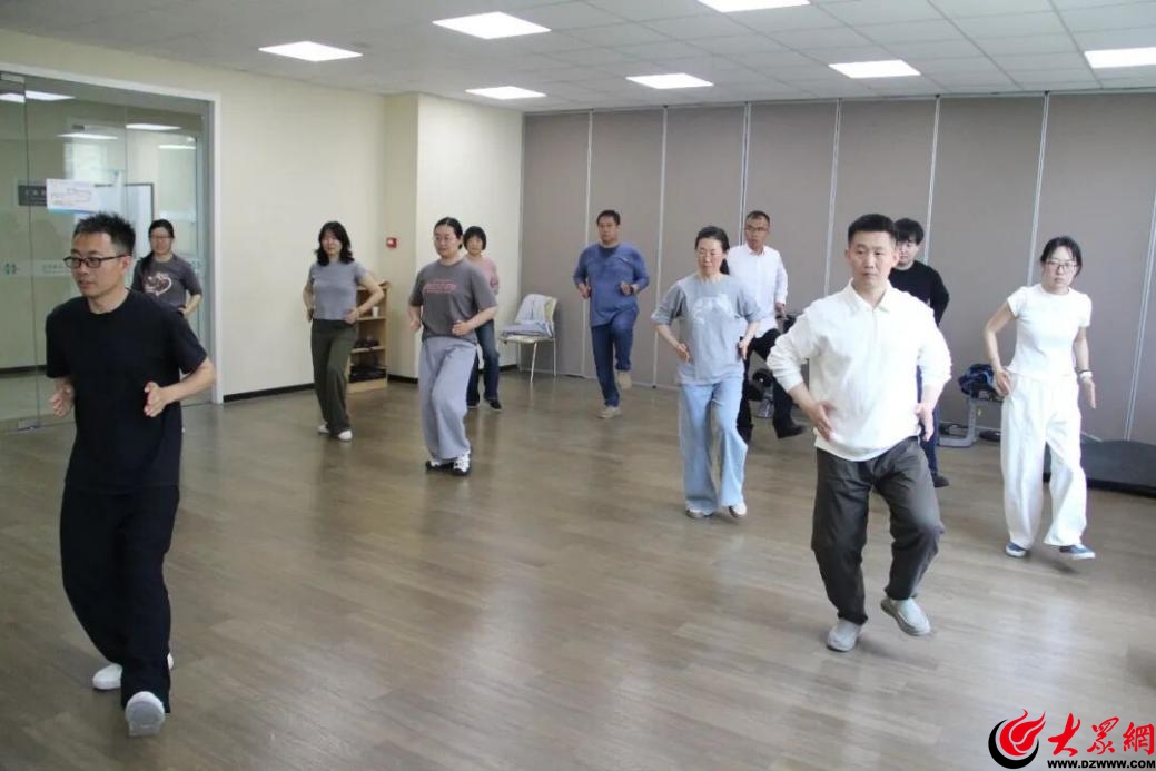 心中有爱、眼里有光、身上有汗：青岛酒店管理职业技术学院的“健康第一”答卷(图5)